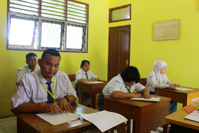 sejumlah-siswa-tuna-netra-tingkat-sma-fokus-mengerjakan-soal-un-di-smalb-slb-a-prpcn-palembang_20160405_123913.jpg<pf>sejumlah-siswa-tuna-netra-tingkat-sma-fokus-mengerjakan-soal-un-di-smalb-slb-a-prpcn-palembang-1_20160405_123643.jpg<pf>sejumlah-siswa-tuna-netra-tingkat-sma-fokus-mengerjakan-soal-un-di-smalb-slb-a-prpcn-palembang-2_20160405_123707.jpg<pf>sejumlah-siswa-tuna-netra-tingkat-sma-fokus-mengerjakan-soal-un-di-smalb-slb-a-prpcn-palembang-3_20160405_124033.jpg<pf>sejumlah-siswa-tuna-ne