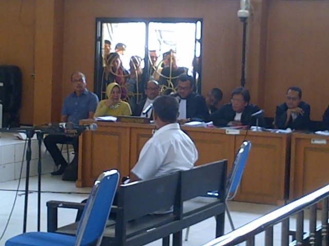 sekda-muba-soleh-majid-ketika-memberikan-kesaksian-untuk-terdakwa-pahri-lucy_20160331_140655.jpg