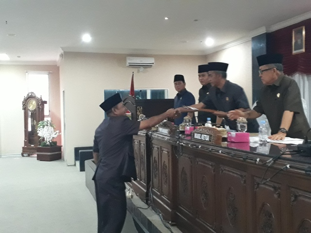 seorang-anggota-fraksi-ketika-menyerahkan-pandangan-umum-fraksi_20180703_221458.jpg