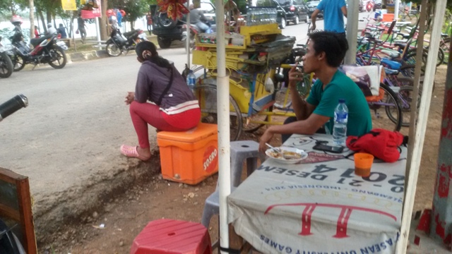 seorang-warga-tengah-merokok-di-kawasan-jakabaring-sport-city-minggu-29112015_20151129_162309.jpg