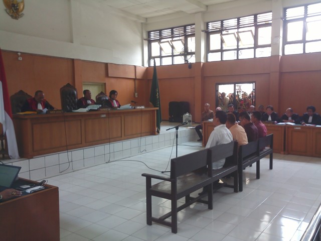 sidang-kasus-suap-dprd-muba-dengan-terdakwa-bupati-muba-non-aktif-pahri-azhari-dan-istri-lucianty_20160317_122318.jpg