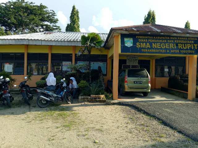 siswa-sman-rupit-sedang-menunggu-hasil-pengumuman-unbk-di-sekolahan_20180504_020452.jpg