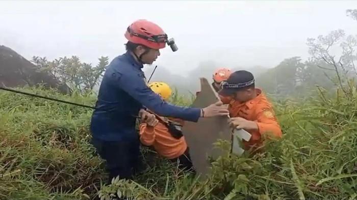 sosok-arman-temukan-korban-pesawat-kecelakaan-di-gunung-bulusaraung.jpg