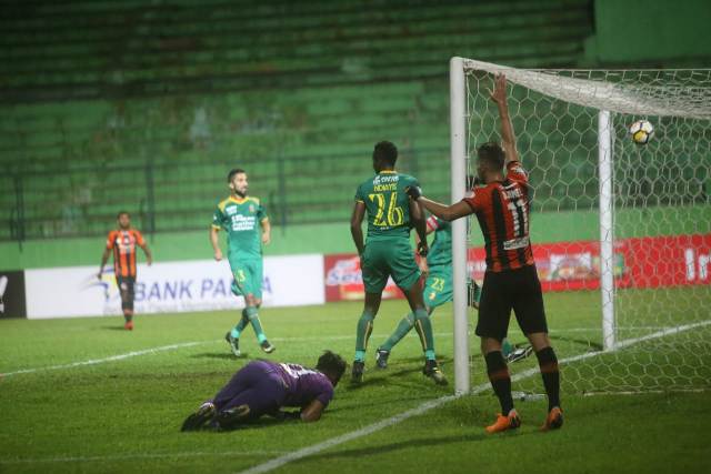 sriwijaya-fc-saat-bertanding-ke-stadion-gajaya-malang-menghadapi-tuan-rumah-perseru-serui_20180528_011930.jpg