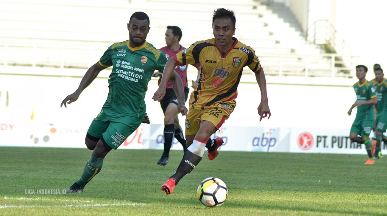 Sedang Berlangsung Live Streaming TV Online Vidio.com Mitra Kukar vs PS Tira Kedua Tim Saling Serang