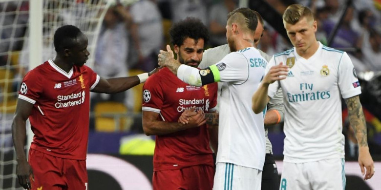 striker-liverpool-mohamed-salah-dua-dari-kiri-dihibur-oleh-bek-real-madrid-sergio-ramos_20180527_024919.jpg