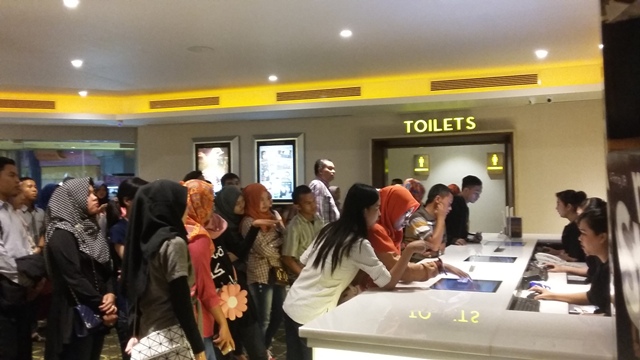 suasana-antrian-di-bioskop-internasional-21-di-internasional-plaza_20160505_134510.jpg