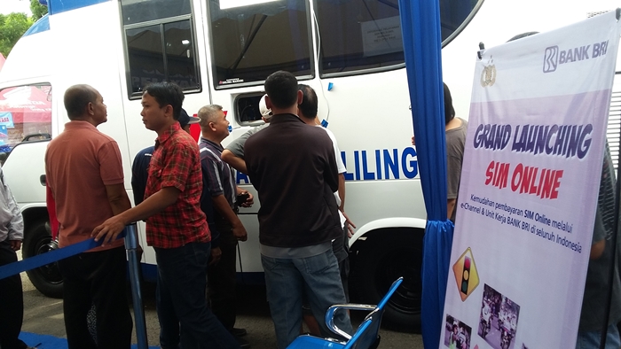 suasana-antrian-perpanjangan-sim-di-acara-grand-launching-layanan-sim-online_20151206_085832.jpg