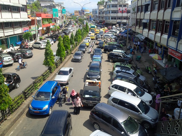 suasana-kemacetan-di-depan-pasar-inpres-kota-lubuklinggau_20170618_180921.jpg