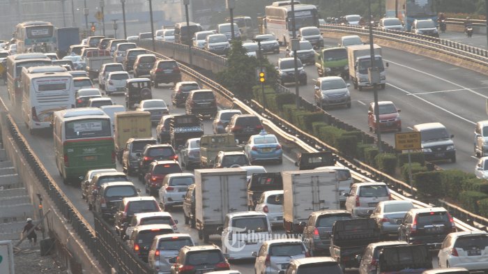 suasana-kemacetan-di-jam-jam-sibuk-di-dalam-tol-dalam-kota-jalan-gatot-subroto_20150829_121737.jpg