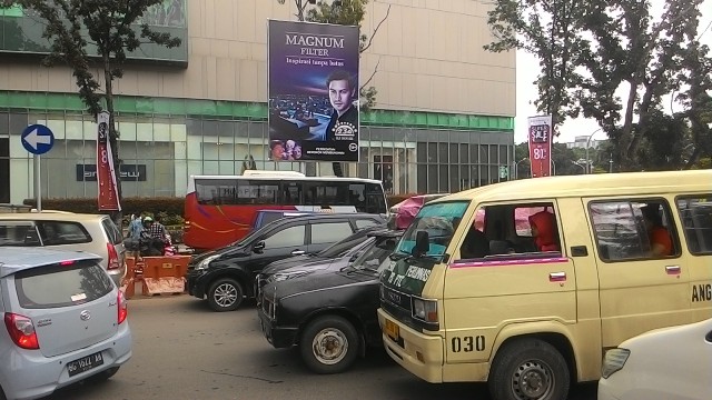 suasana-macet-di-jalan-angakatan-45-selasa-1622016_20160216_161225.jpg