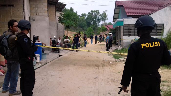 suasana-pengamanan-di-rumah-terduga-teroris_20160115_141006.jpg