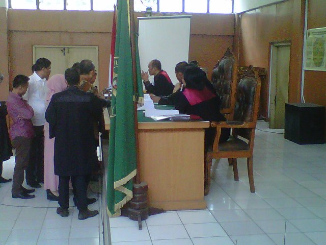 suasana-persidangan-yang-menunjukan-barang-bukti-dalam-sidang-lanjutan-dengan-terdakwa-pahri-lucy_20160317_142123.jpg