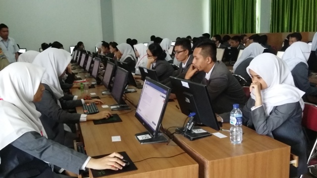 suasana-ujian-nasional-berbasis-komputer-di-sman-3-palembang-senin-442016_20160404_122708.jpg