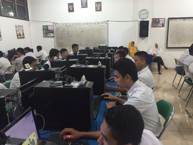 suasana-ujian-nasional-berbasis-komputer-di-smkn-2-palembang-senin-442016_20160404_102502.jpg