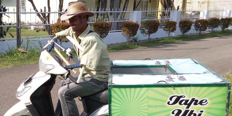 Tak Punya Kedua Lengan, Pria Ini Tetap Semangat Berjualan Tape Keliling dengan Motor
