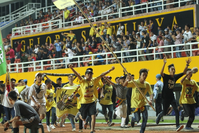 suporter-sriwijaya-fc-melakukan-selebrasi-dan-menyanyikan_20180318_042818.jpg