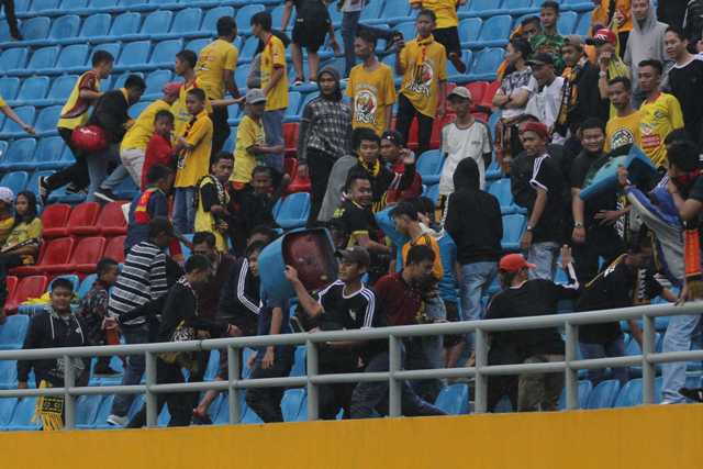 suporter-sriwijaya-fc-melempar-kursi-setelah-sriwijaya-fc-kalah-dengan-arema-malang-gsj_20180723_053556.jpg