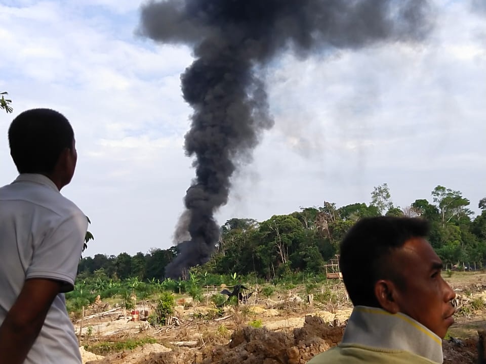tambang-minyak-ilegal-di-desa-beringin-makmur.jpg