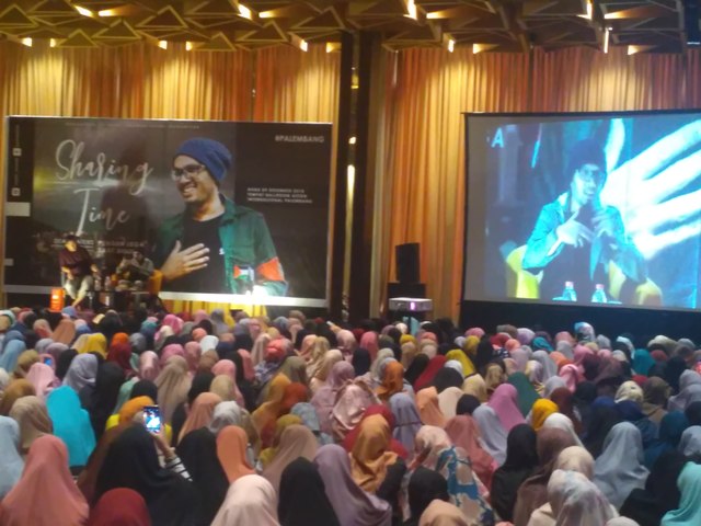 tausiah-ustaz-hanan-attaki-di-ballroom-hotel-aston-palembang-dihadiri-ratusan.jpg