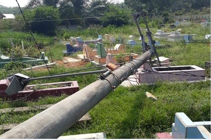 tiang-listrik-roboh-di-muratara-minggu.jpg