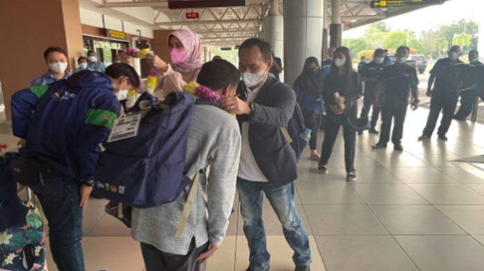 tiba-di-palembang-fajar-ali-peraih-emas-pertama-sumsel-di-pon-papua-dikalungi-bunga-oleh-kadispora.jpg