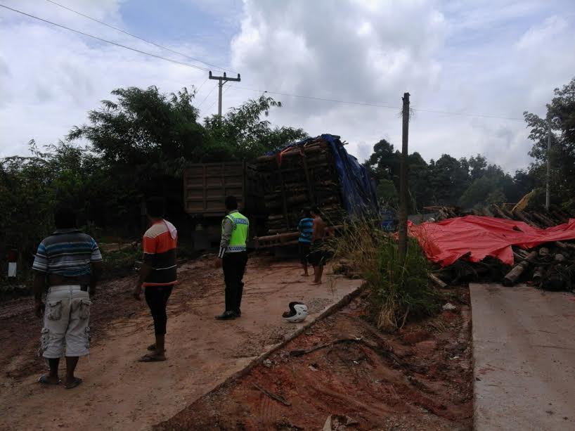 Truk Kayu Terguling, Jalur Lingkar Prabumulih Lumpuh
