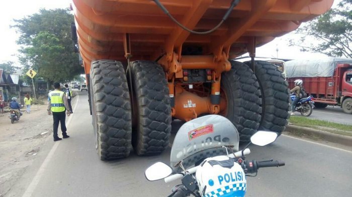 Truk Super Besar Mogok di Tengah Jalan Palembang- Indralaya Membuat Jalan Macet