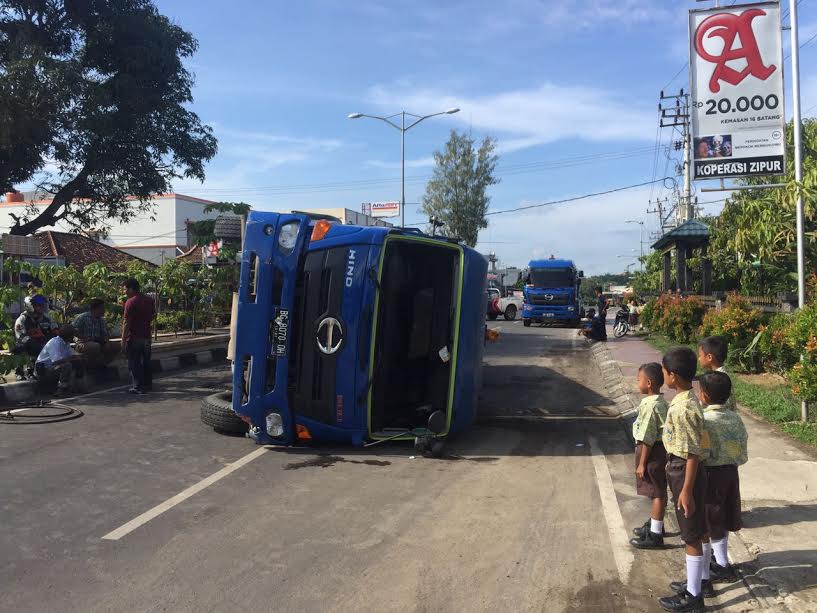 truk-terbalik_20170329_150840.jpg