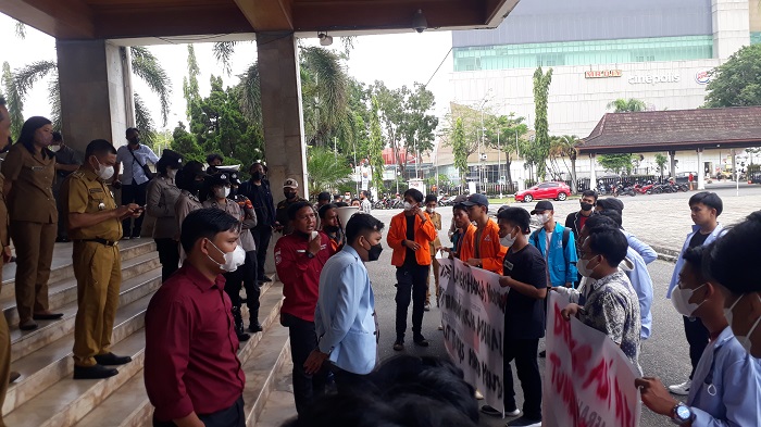 unjuk-rasa-di-dprd-sumsel.jpg