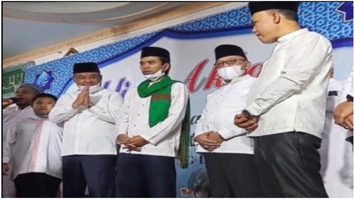 ustad-abdul-somad-uas-menjadi-penceramah-tabligh-akbar-sabtu-4122021.jpg