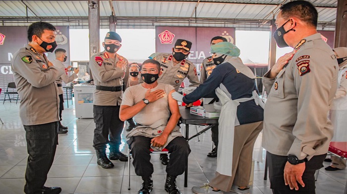 Kapolda Sumsel dan Wakapolda Tinjau Suntik Vaksin Covid-19 di Makosat Brimobda Polda Sumsel