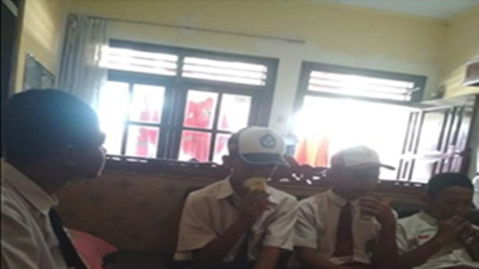 Dompet Berisi Uang Rp 900 Ribu Jatuh, Aksi Sekelompok Siswa ini Bikin Nangis yang Punya Dompet