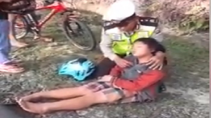 Detik-detik Abg Perempuan yang Pingsan Saat Ditilang Polisi,Endingnya Bikin Netizen Ngakak!