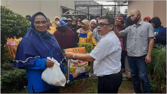 wabub-muratara-serahkan-bantuan-sembako-untuk-65-petugas-kebersihan.jpg