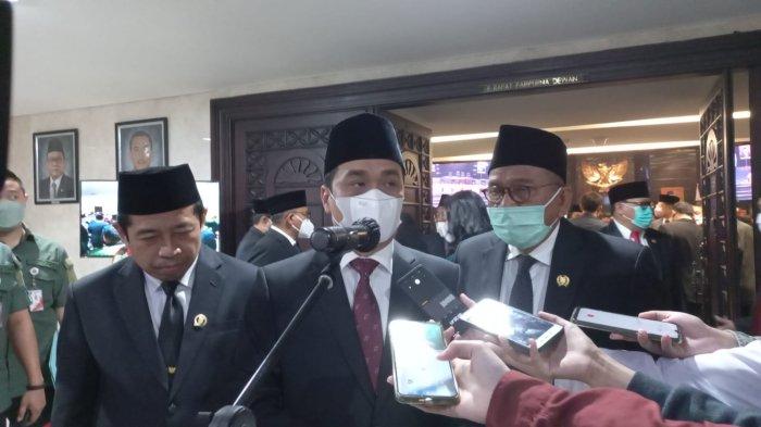 wakil-gubernur-dki-jakarta-ahmad-riza-patria-di-gedung-dprd-dki-jakarta-pusat-senin-1432022.jpg
