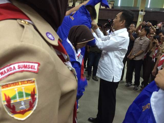 wakil-gubernur-sumsel-h-ishak-mekki-saat-memakaikan-jaket_20160811_115041.jpg