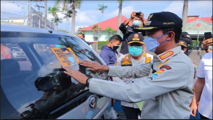 Turun Ke jalan, Walikota Palembang Harnojoyo Pasang Stiker Ajakan Patuh Prokes
