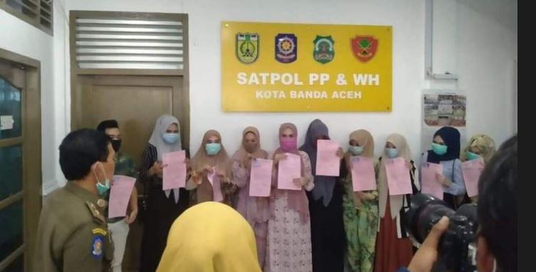 wanita-bersepeda-pakaian-ketat-aceh.jpg