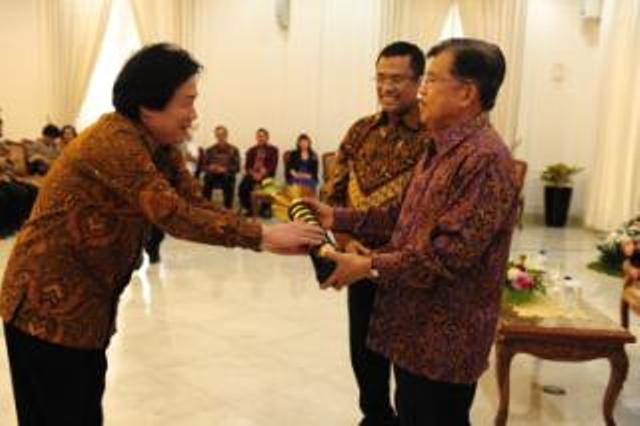 wapres-jusuf-kalla-kanan-didampingi-menteri-perindustrian-saleh-husin_20151221_224007.jpg