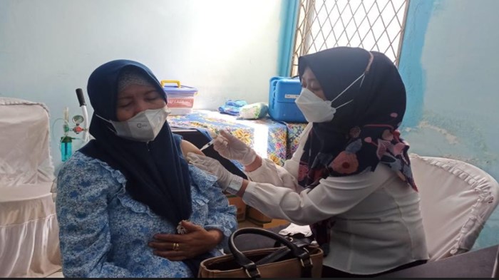 warga-kelurahan-kalidoni-disuntik-vaksinasi-covid-19-di-kantor-kelurahan-kalidoni-rabu-2362021.jpg