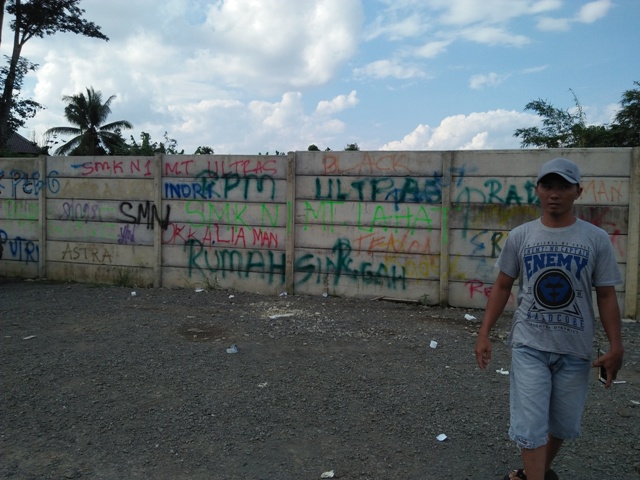 Warga Lingga Kesal, Banyak Pelajar Rayakan Kelulusan Kotori Dinding pagar Tugu Gapura Sriwijaya