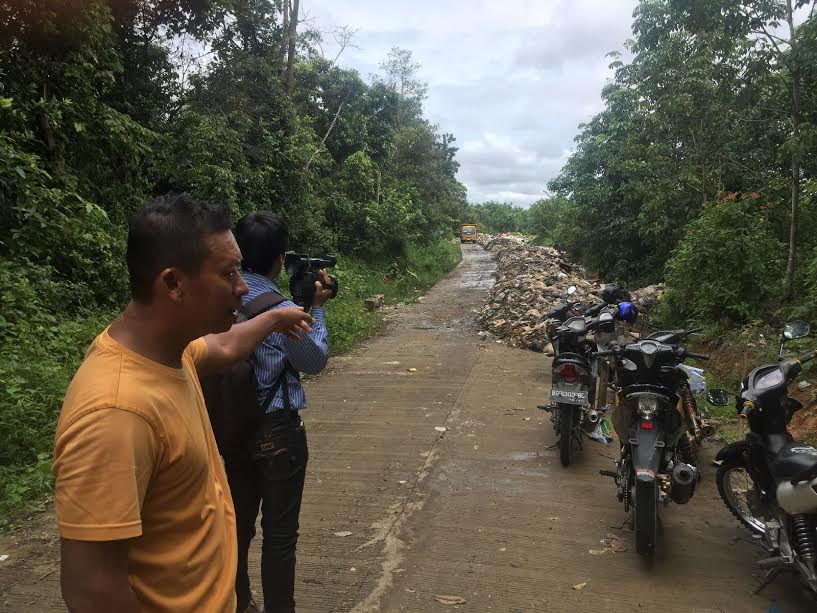 warga-menunjukkan-tumpukan-sampah-di-bahu-jalan-dekat-dengan-tpa-sampah_20170226_185406.jpg