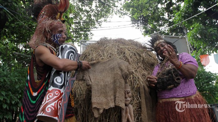 warga-papua-menyusun-noken-mama-mama-papua_20151205_115641.jpg