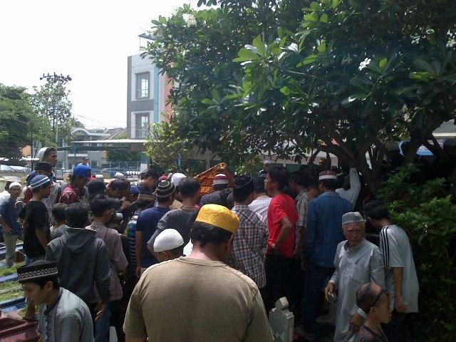 warga-saat-pemakaman-angga-di-tpu-kandang-kawat-minggu-6122015_20151206_121836.jpg