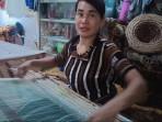 20 Tahun Jadi Penenun Songket Demi Menjaga Warisan dan Jadi Penghasilan Tambahan Warga OKI