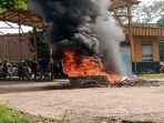 3-Bulan-Gaji-Belum-Dibayar-Ratusan-Karyawan-PT-Mitra-Ogan-Demo-Hingga-Bakar-Ban.jpg
