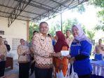 300 Petugas Kebersihan dan Office Boy di Pemkot Prabumulih Terima THR Berupa Sembako dan Minuman