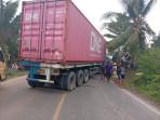 Adu-Kambing-Truk-Trailer-vs-Grand-Max-di-Muara-Enim-Pengemudi-Motor-Ikut-Jadi-Korban-Ringsek.jpg