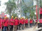 Aksi-damai-buruh-menyuarakan-kesejahteraan-memperingati-Mau-Day-di-kantor-DPRD-Sumsel.jpg